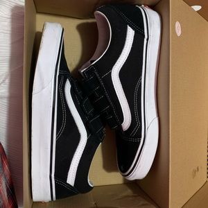 new with box women’s low black velcro vans